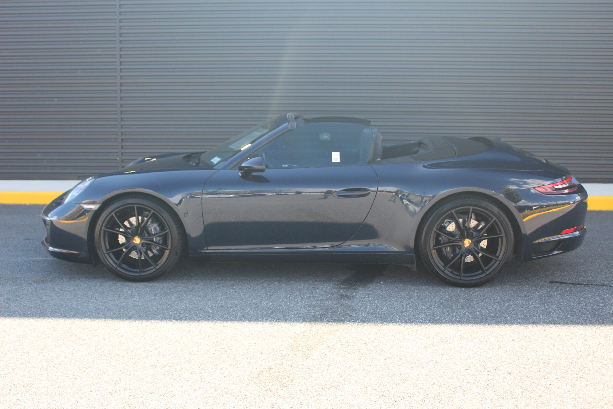 2017 Porsche 911 Cabriolet photo 2