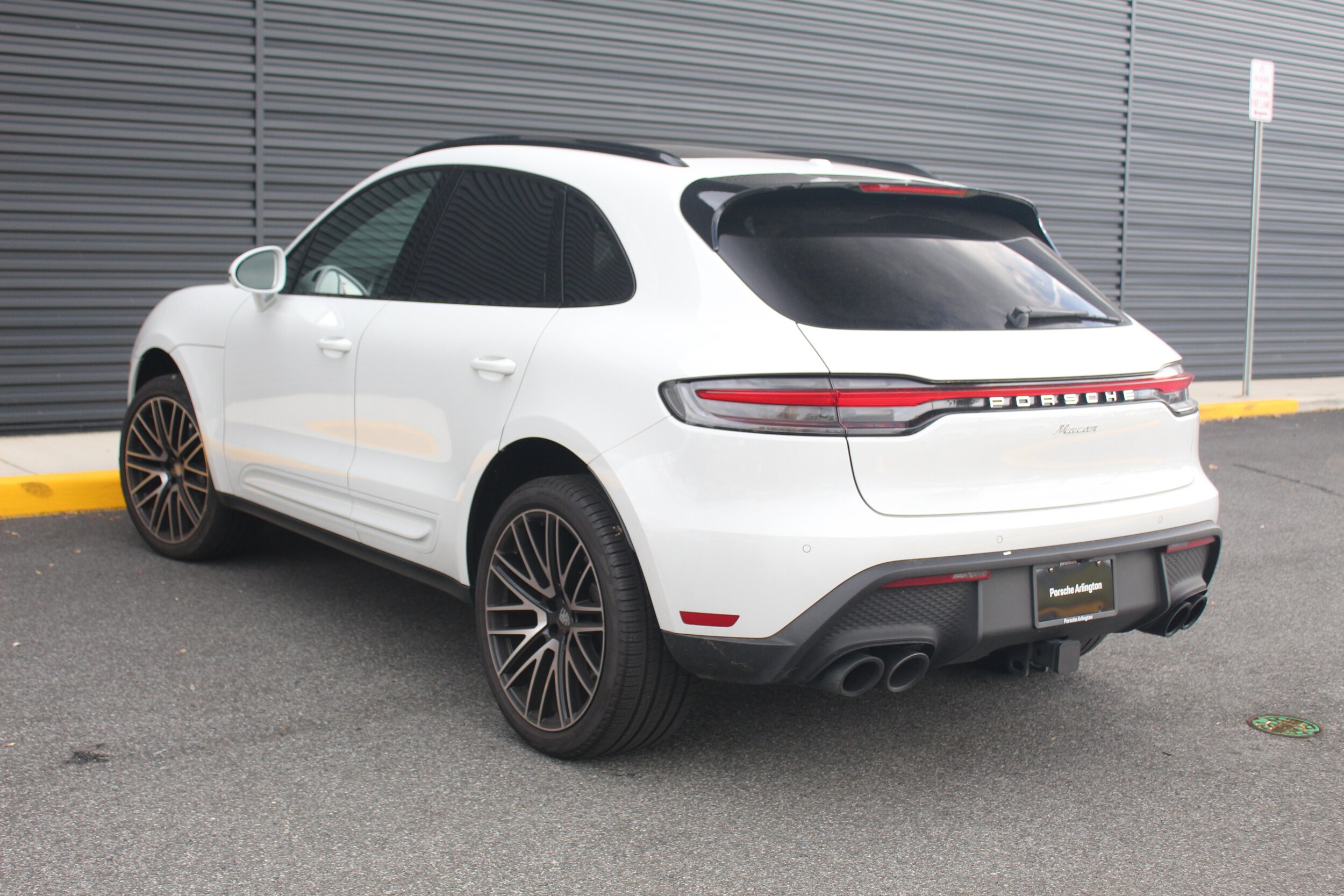 2025 Porsche Macan photo 3