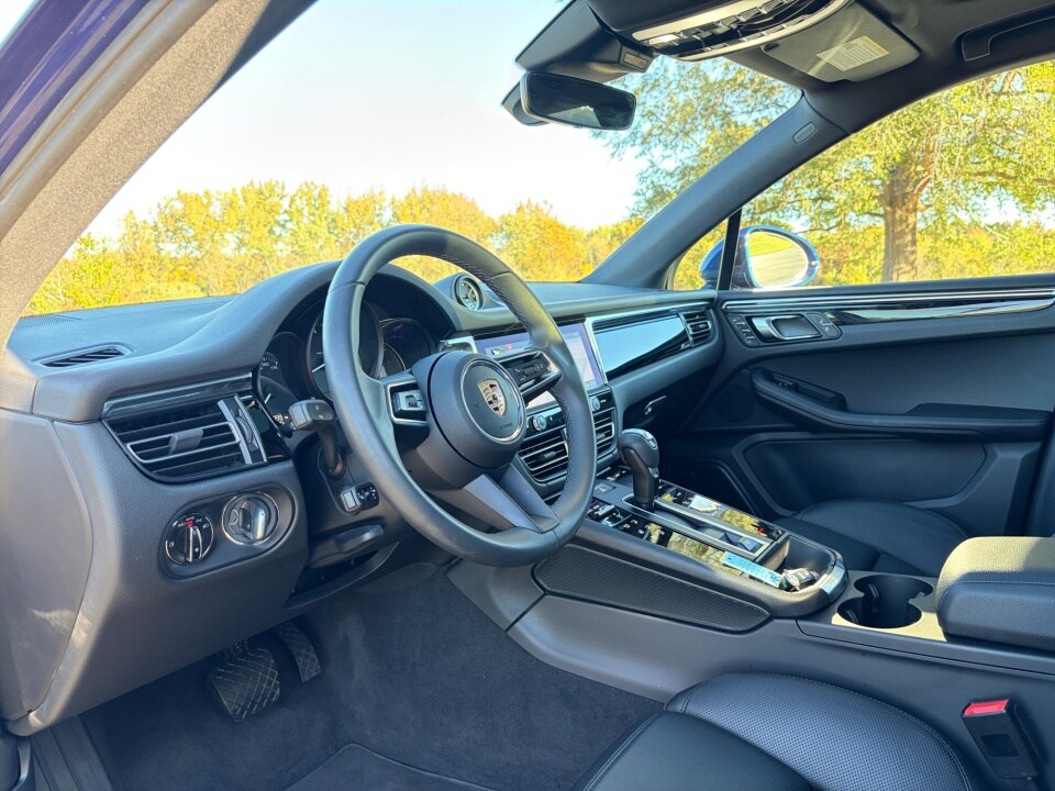 2025 Porsche Macan Base photo 4