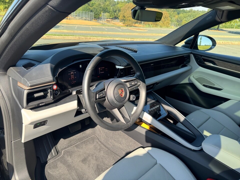 2024 Porsche Macan Electric 4 photo 4