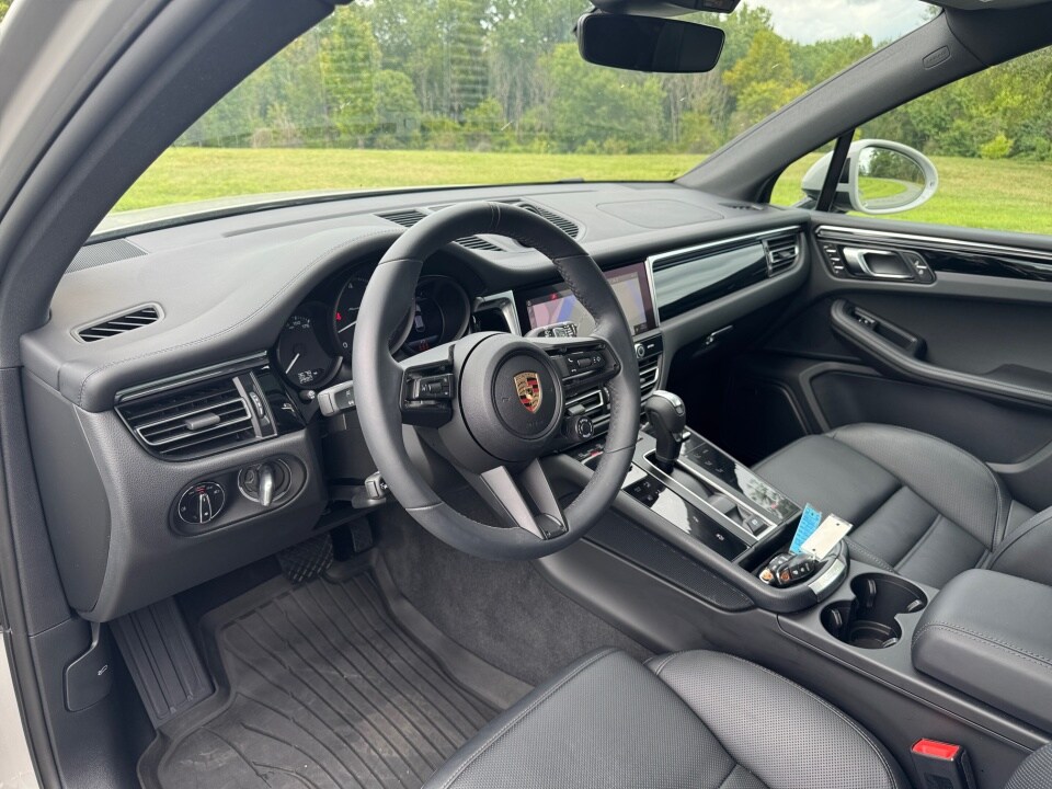 2025 Porsche Macan T photo 4