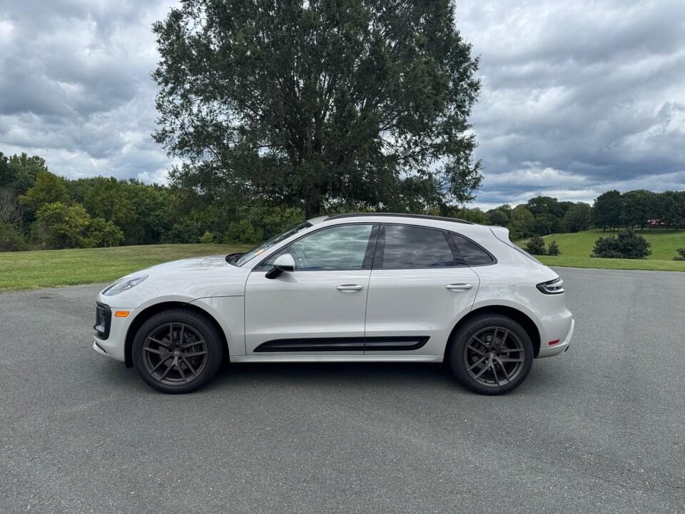 2025 Porsche Macan T photo 2