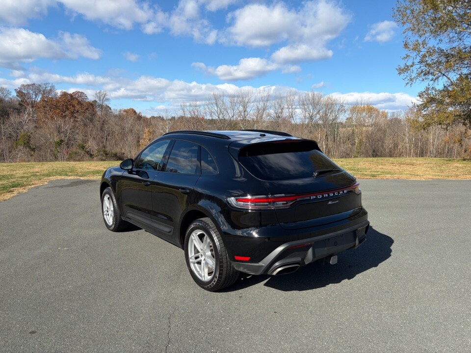 2025 Porsche Macan Base photo 3