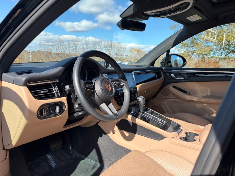 2025 Porsche Macan Base photo 4