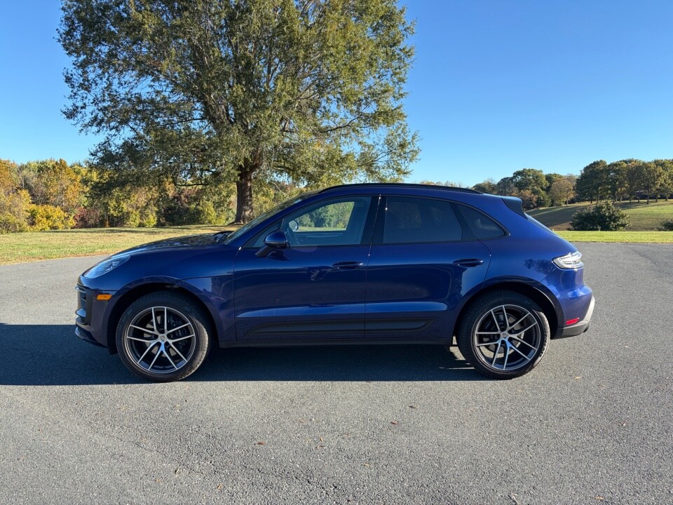 2025 Porsche Macan Base photo 2