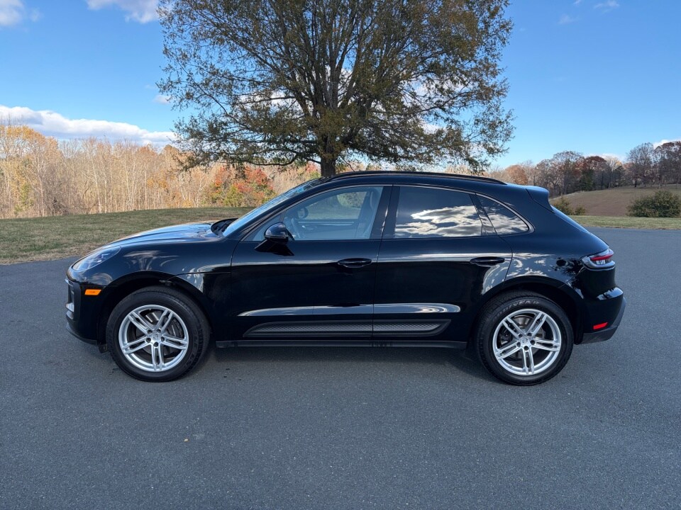2025 Porsche Macan Base photo 2