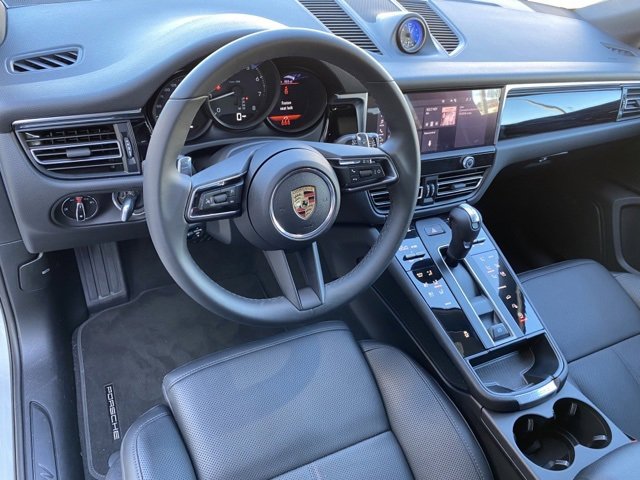 2025 Porsche Macan T photo 4