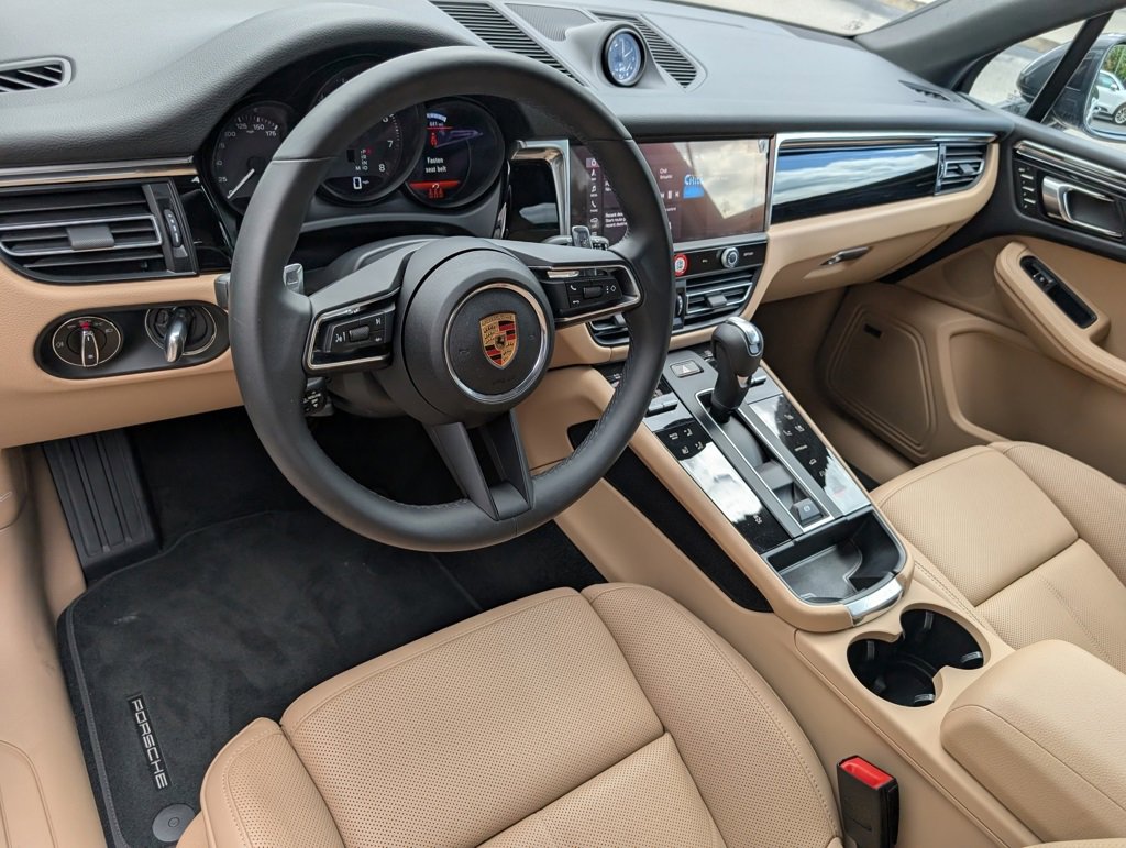 2025 Porsche Macan T photo 4