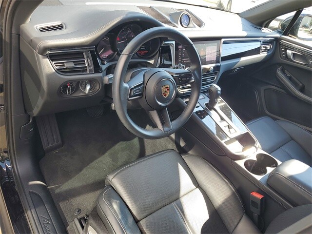 2025 Porsche Macan photo 3