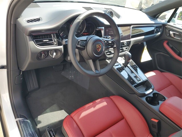 2025 Porsche Macan T photo 4