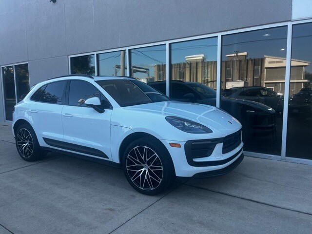 2024 Porsche Macan T photo 3