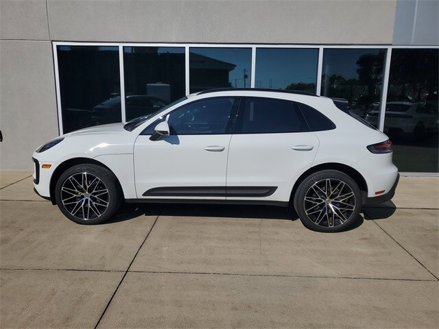 2024 Porsche Macan T photo 2