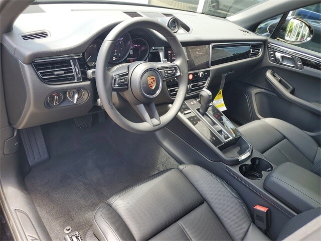 2025 Porsche Macan T photo 4