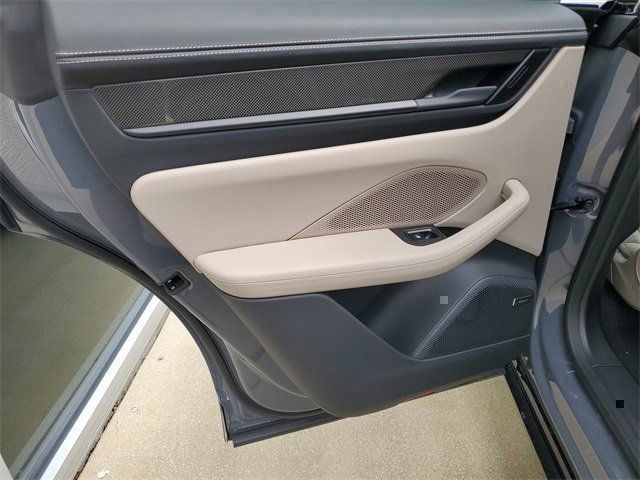 2025 Porsche Macan Turbo Electric - Photo 35