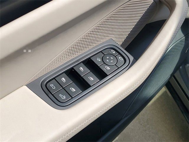 2025 Porsche Macan Turbo Electric - Photo 19