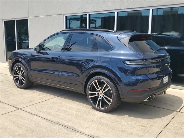 2025 Porsche Cayenne E-Hybrid photo 2