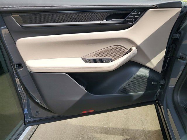 2025 Porsche Macan Turbo Electric - Photo 18