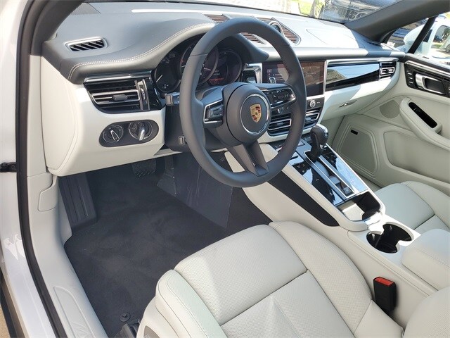2026 Porsche Macan T photo 4