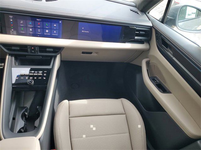 2025 Porsche Macan Turbo Electric - Photo 38