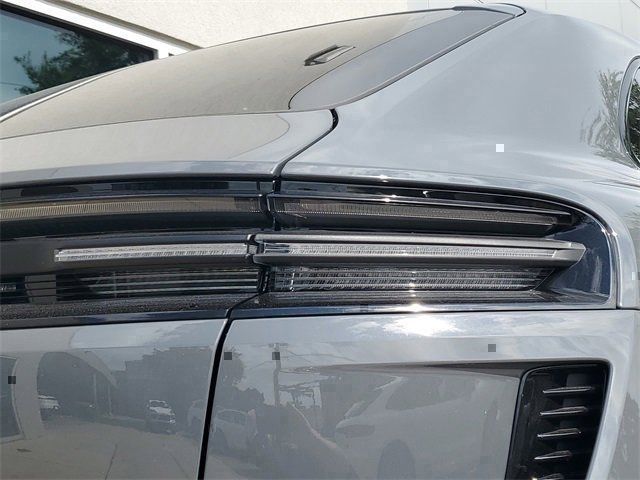 2025 Porsche Macan Turbo Electric - Photo 16