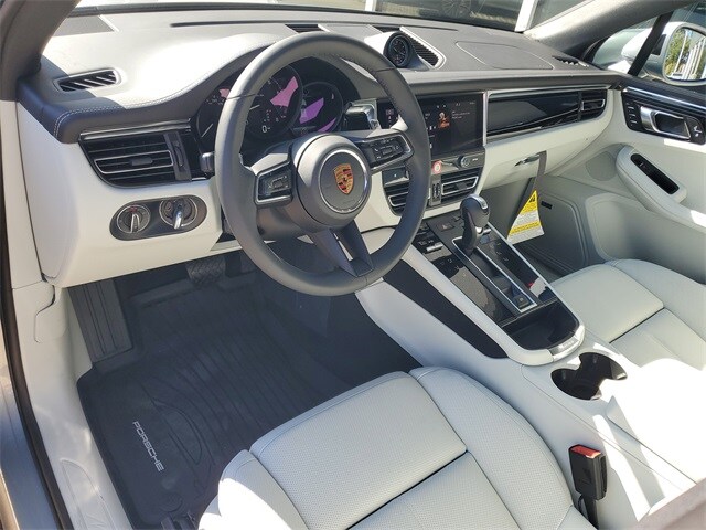 2026 Porsche Macan T photo 4