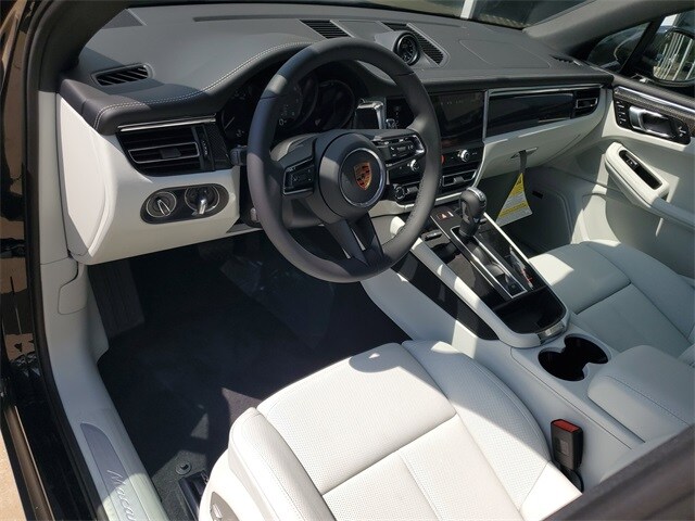 2025 Porsche Macan S photo 4