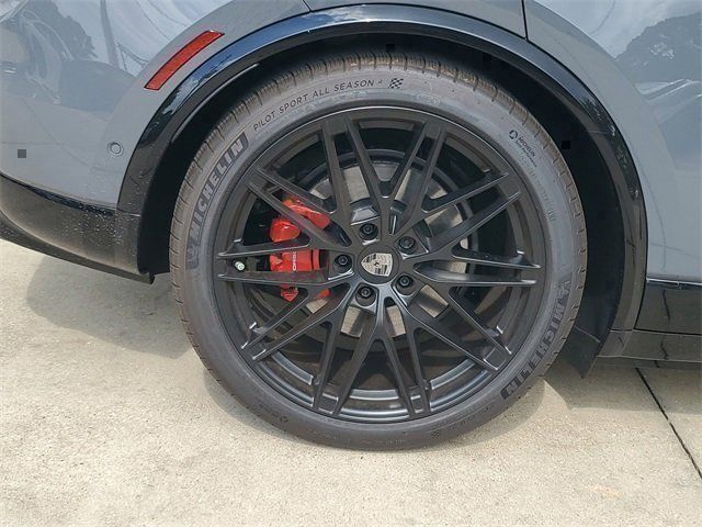 2025 Porsche Macan Turbo Electric - Photo 13