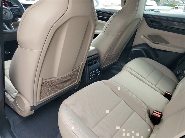 2025 Porsche Macan Turbo Electric - Photo 34
