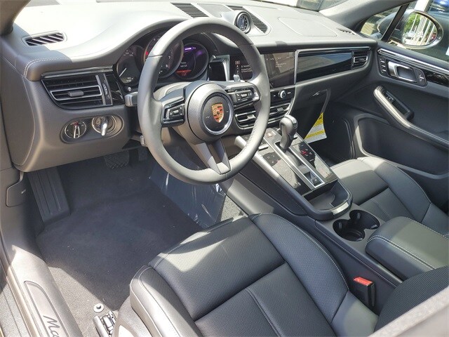 2025 Porsche Macan T photo 4