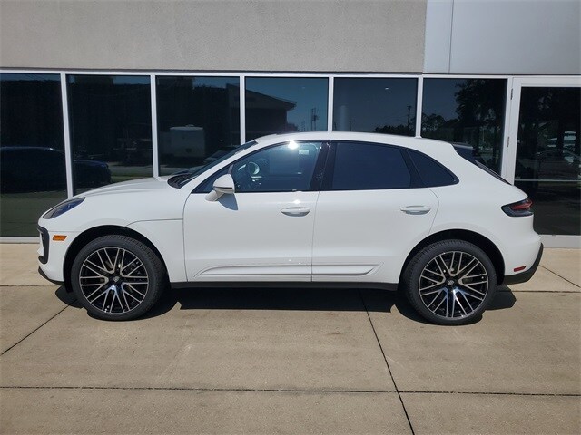 2025 Porsche Macan T photo 2