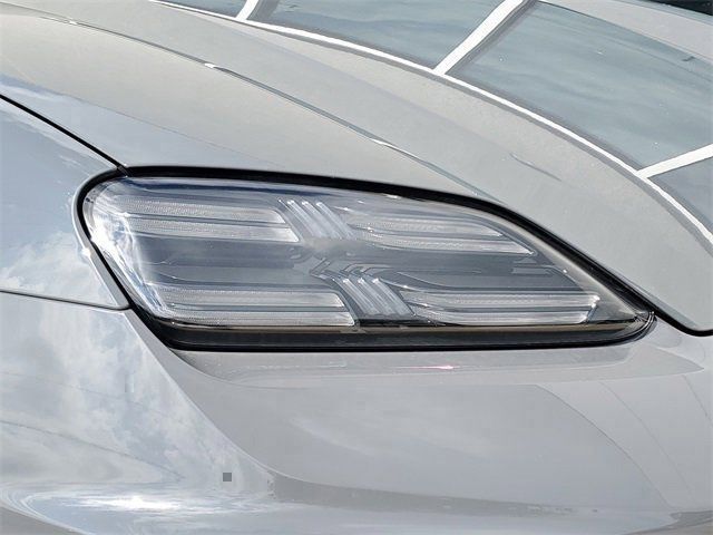 2025 Porsche Macan Turbo Electric - Photo 15