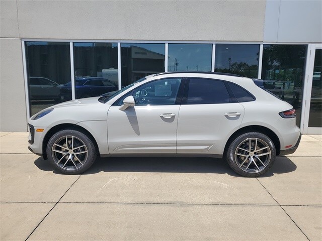 2025 Porsche Macan T photo 2