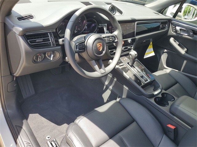 2025 Porsche Macan T photo 4