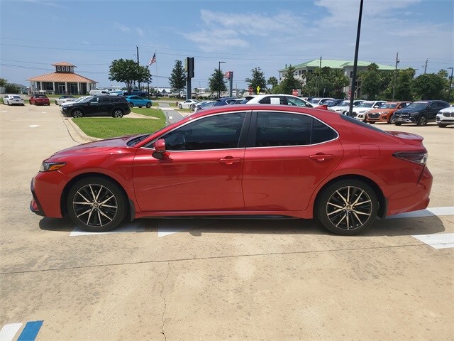 2022 Toyota Camry SE photo 2