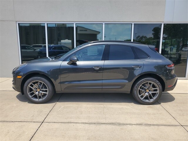 2025 Porsche Macan T photo 2