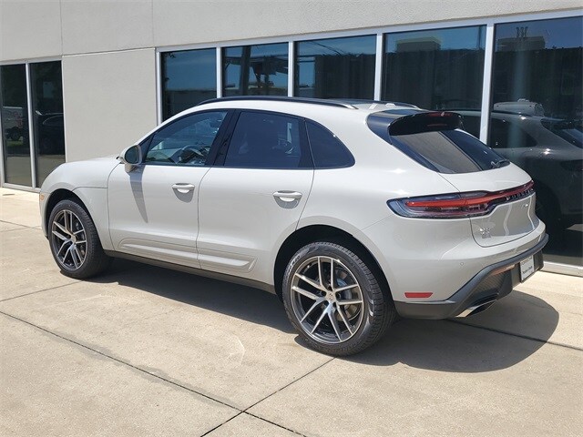 2025 Porsche Macan T photo 3