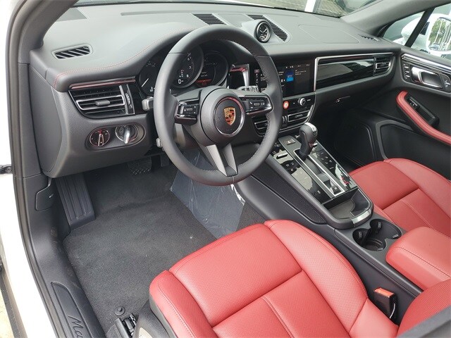 2025 Porsche Macan S photo 4