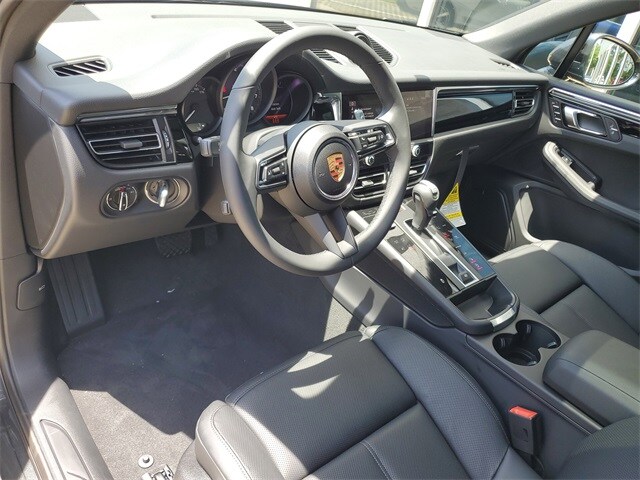 2025 Porsche Macan T photo 4