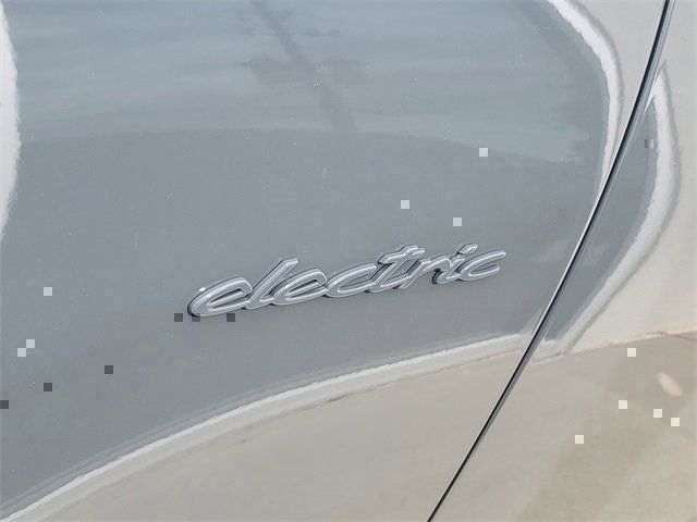 2025 Porsche Macan Turbo Electric - Photo 40
