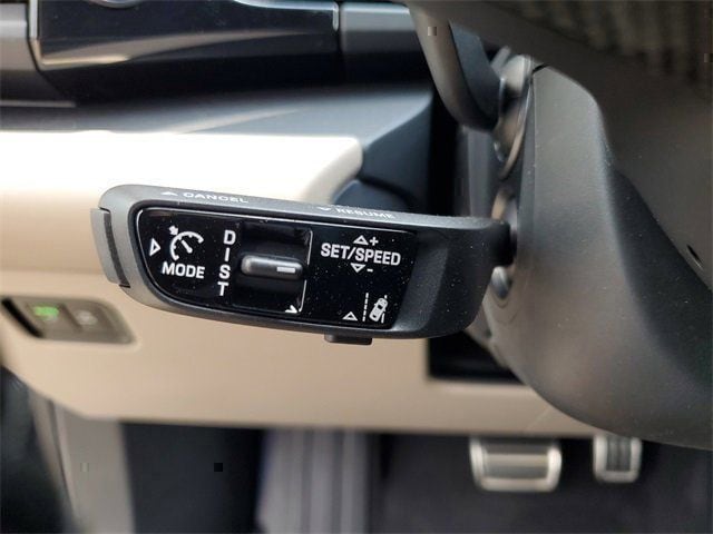 2025 Porsche Macan Turbo Electric - Photo 23