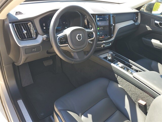2025 Volvo XC60 B5 Plus photo 3
