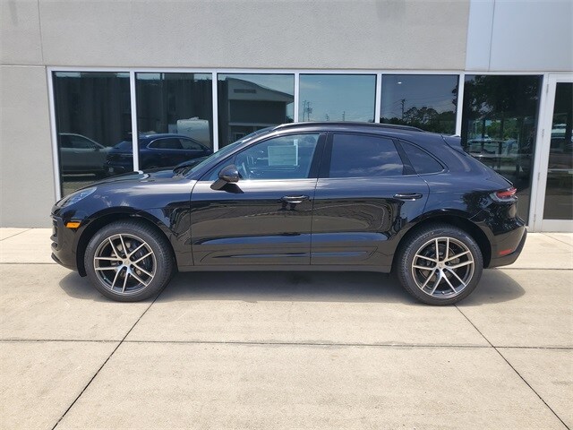 2025 Porsche Macan T photo 2