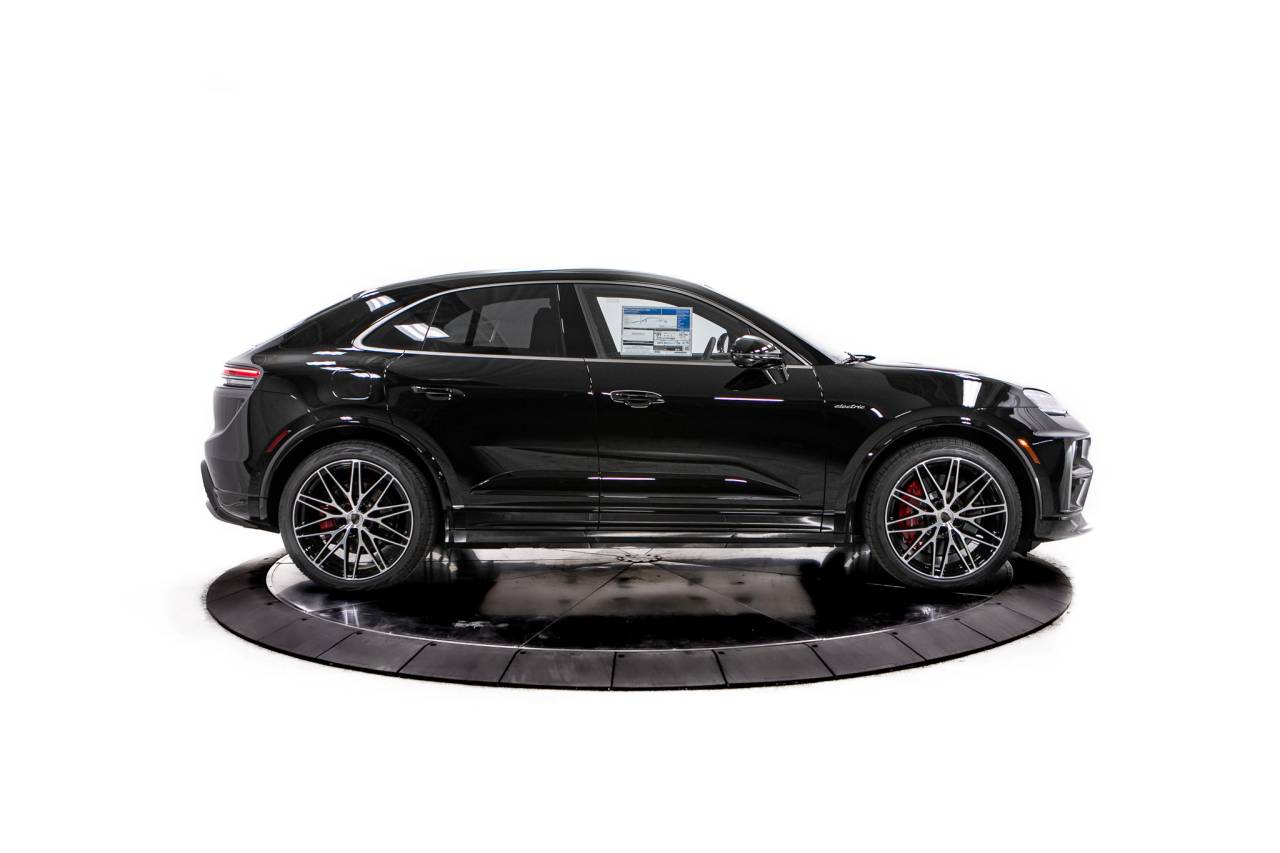 Thumbnail: 2026 Porsche Macan - 8