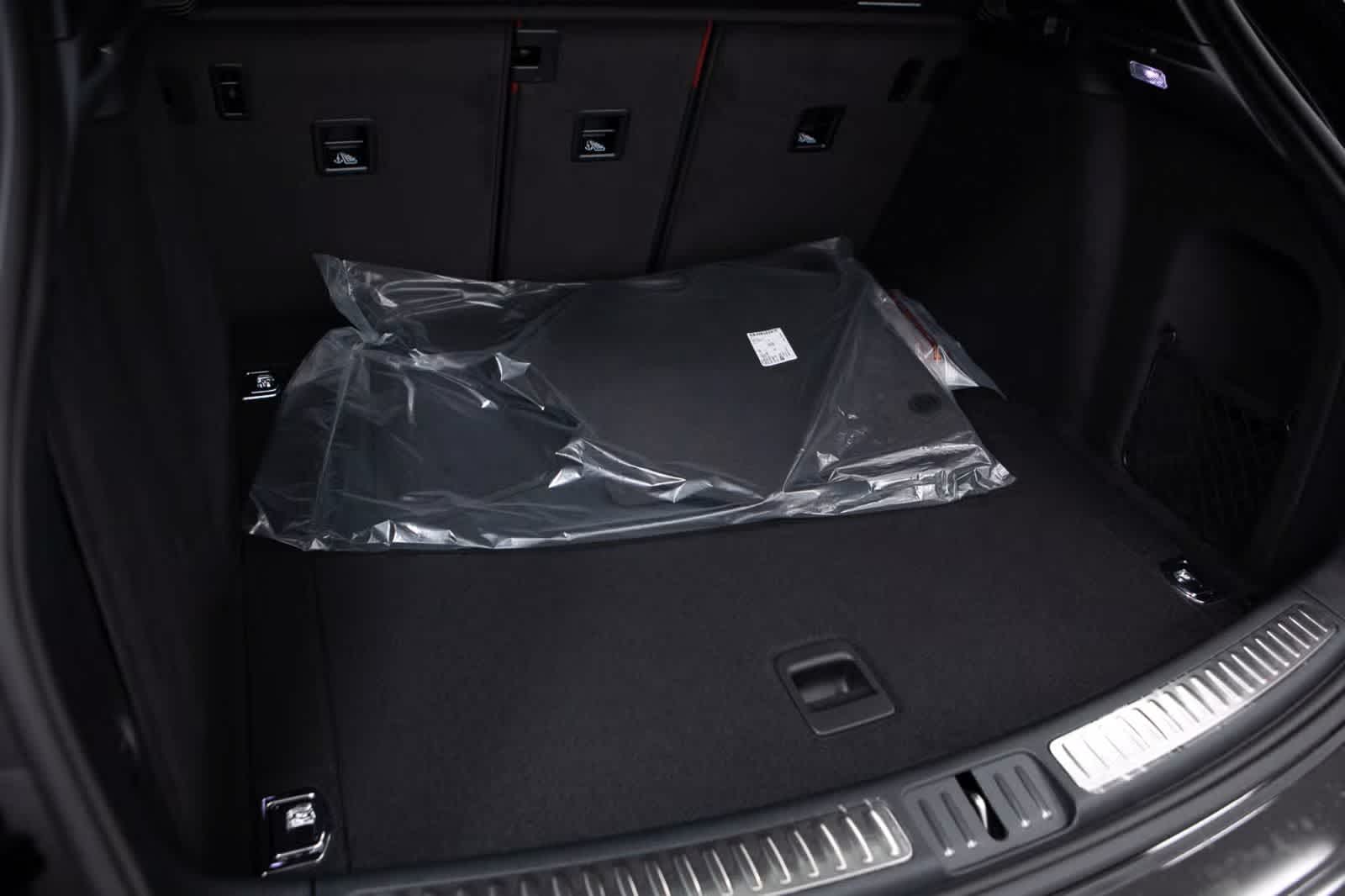 Thumbnail: 2026 Porsche Macan - 37