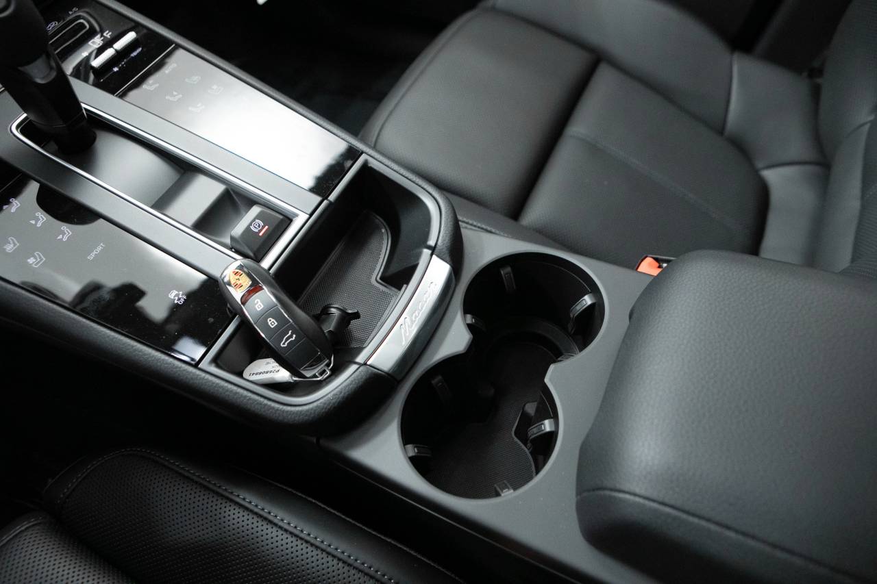 Thumbnail: 2026 Porsche Macan - 34