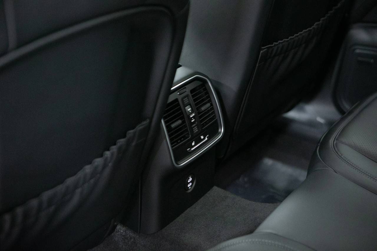 Thumbnail: 2026 Porsche Macan - 35