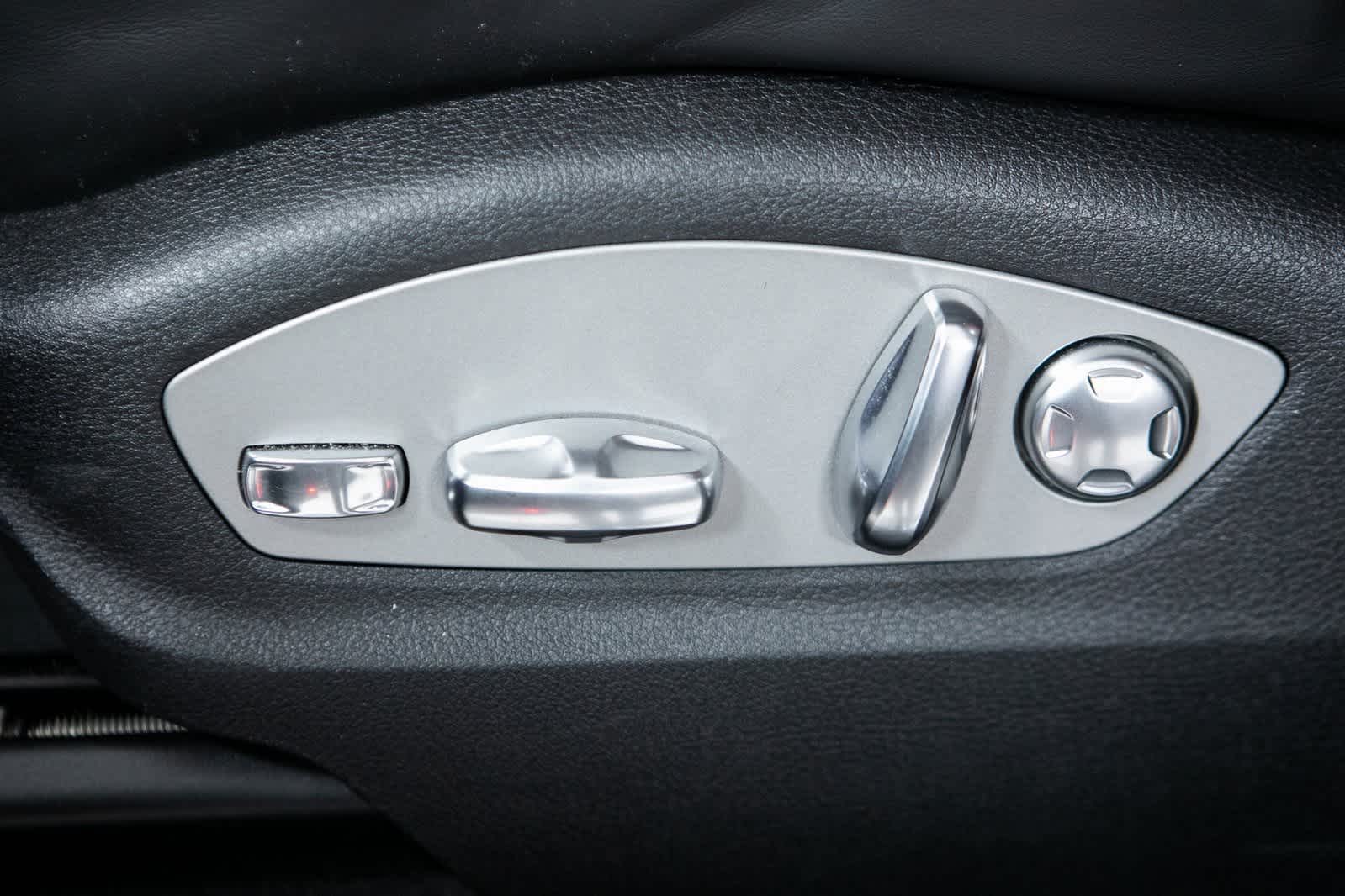 Thumbnail: 2025 Porsche Macan - 17