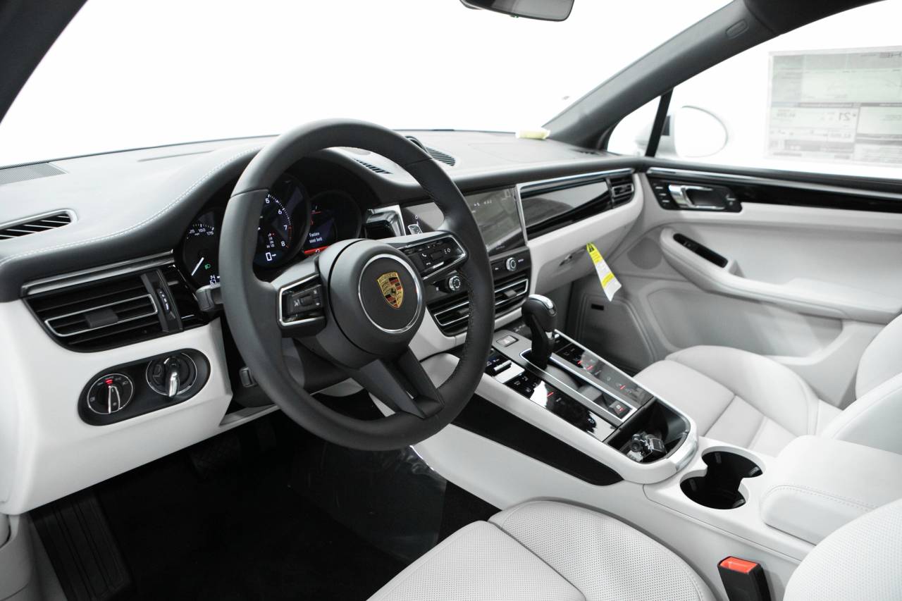 Thumbnail: 2026 Porsche Macan - 4