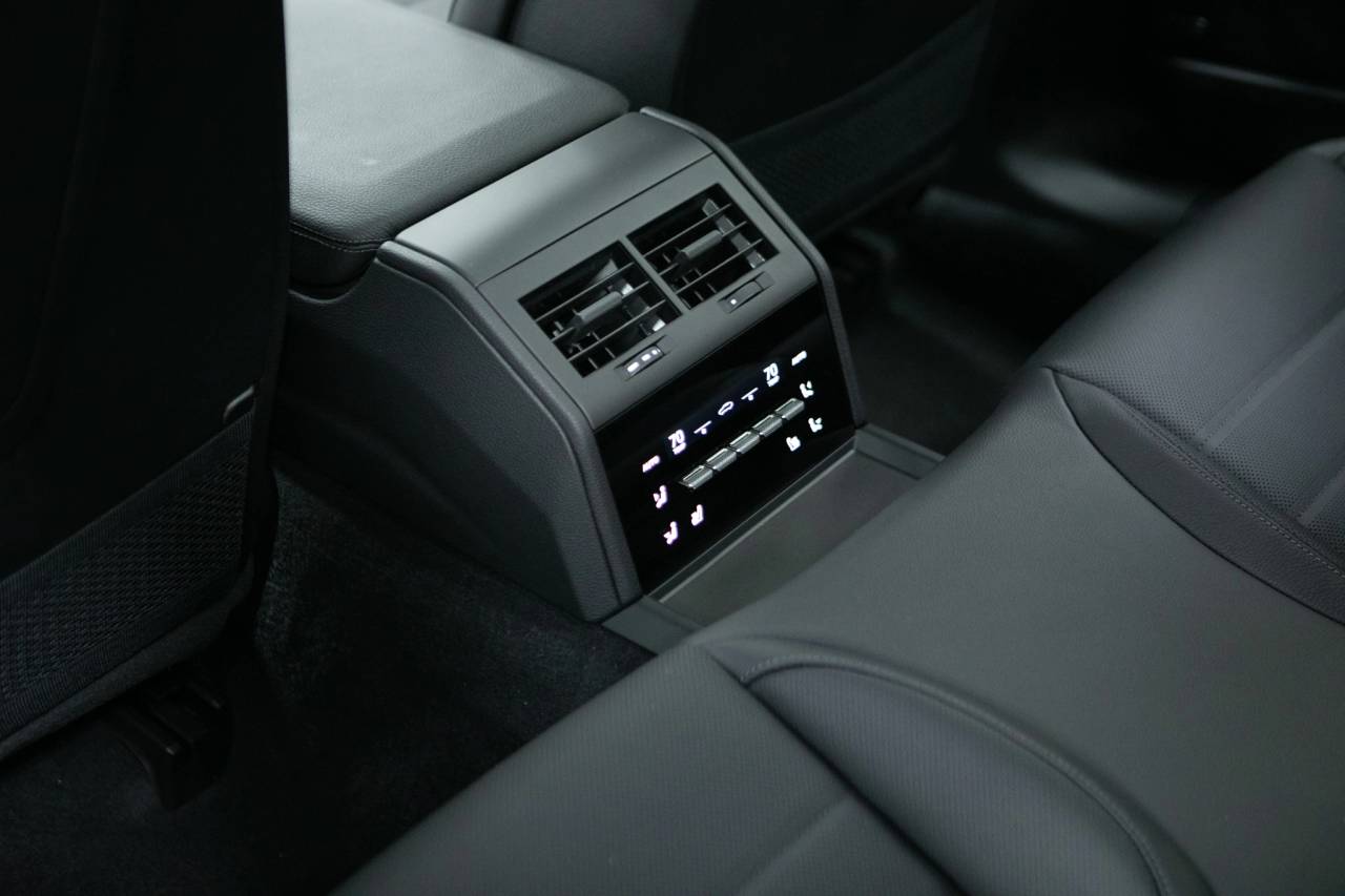 Thumbnail: 2026 Porsche Panamera - 36