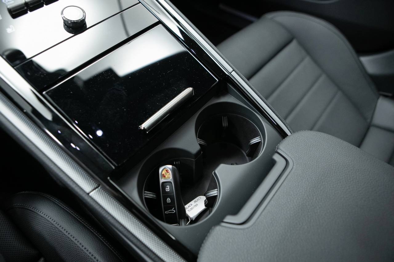 Thumbnail: 2026 Porsche Panamera - 32